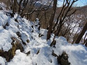 57 In ripida discesa pestando neve